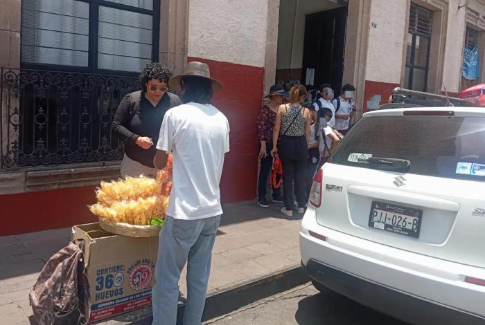 Sigue venta de comida chatarra afuera de escuelas en Morelia, pese a prohibición nacional