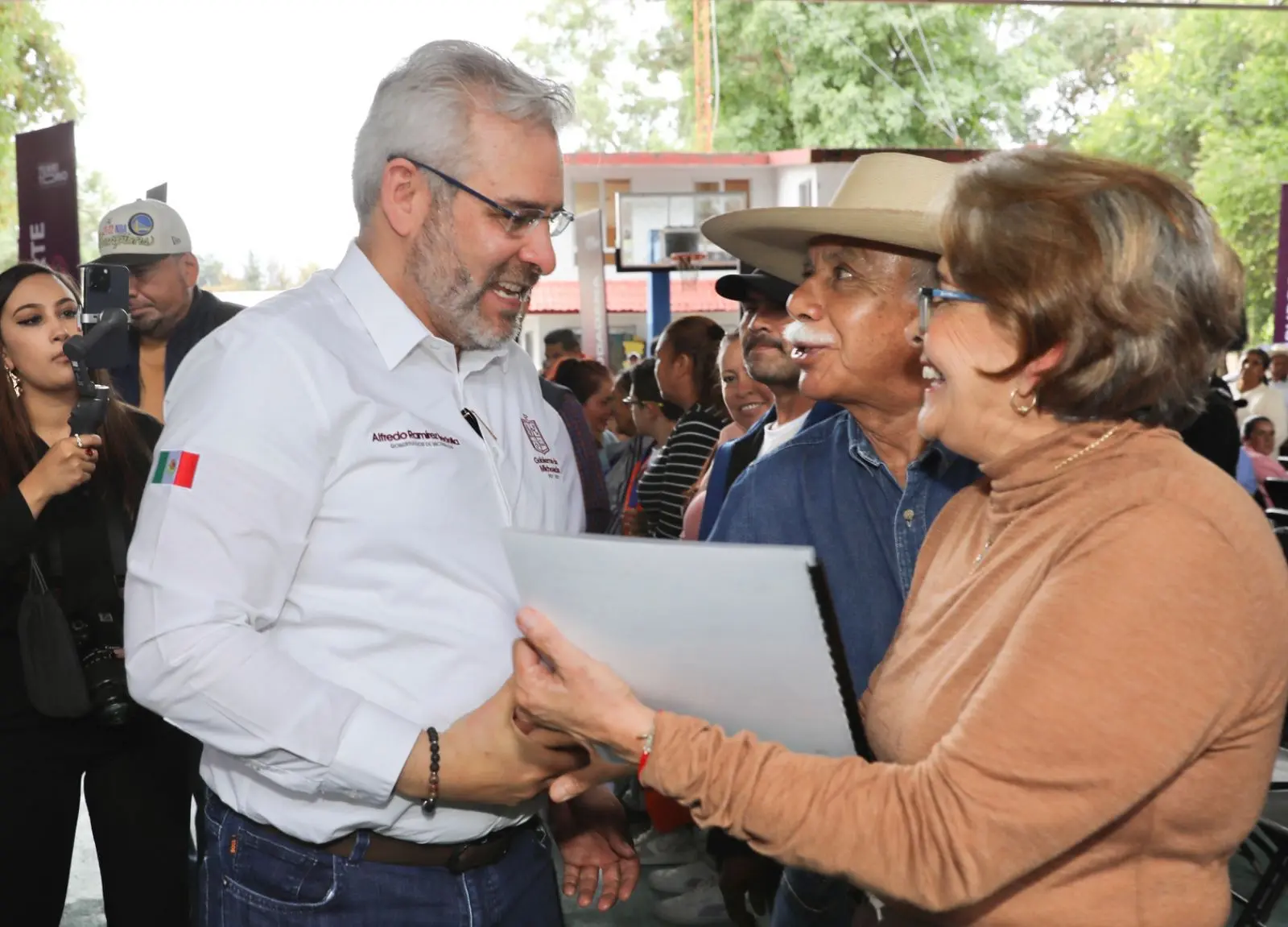 Sin contratiempos, emisión de visas del programa estatal Refami: Bedolla