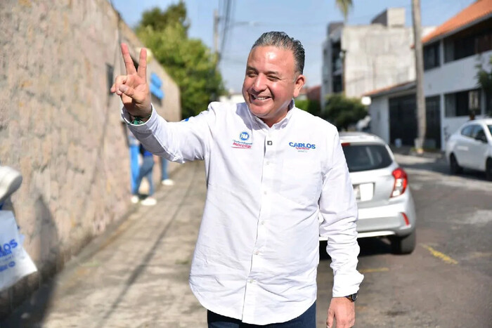 Sin eventos masivos, saludando uno a uno, Carlos Quintana arranca campaña