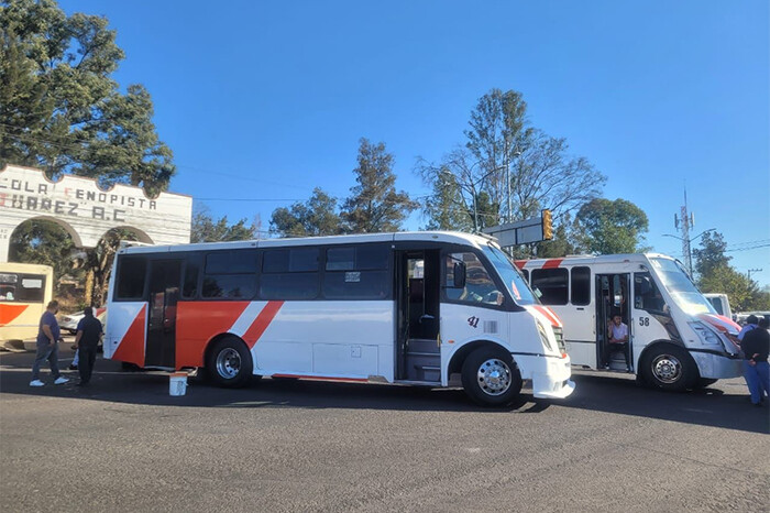 Sin transporte público al poniente de Morelia; transportistas bloquean y las personas caminan kilómetros