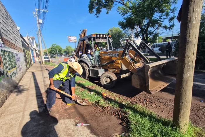 Sindicato de Limpia y Transportes retira material pétreo de la Madero Poniente 