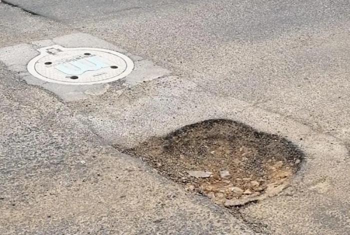 Socavón en Bucareli y coladera abierta en Camelinas, riesgos latentes en Morelia