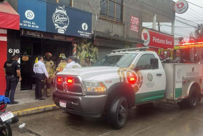 Sofocan incendio en barbería de Morelia; no hay lesionados