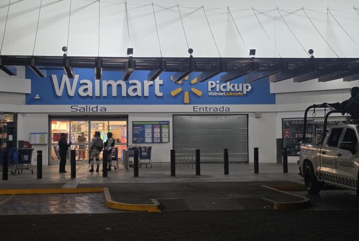 Solitario pistolero balea a empleado de Walmart y huye en un taxi, en Zamora