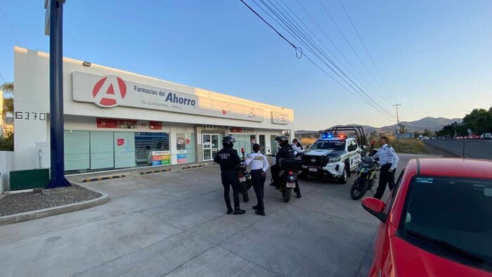 Solitario sujeto asalta Farmacia del Ahorro en Campestre Los Manantiales