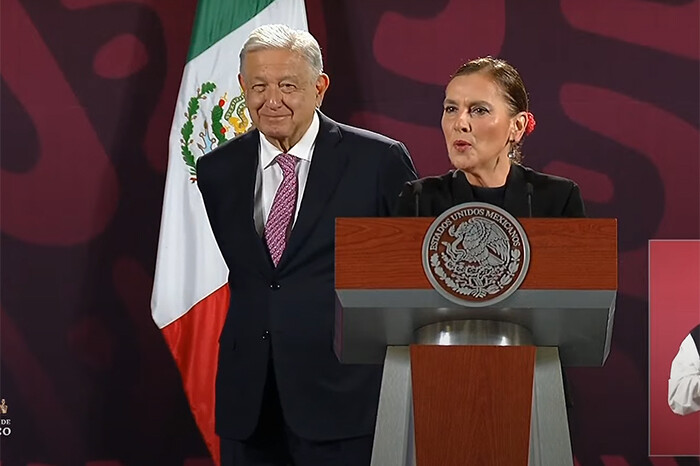 “Somos una pareja, creo, felizmente casada, a ver, ¿sí?”, pregunta Beatriz a AMLO; él asiente con la cabeza y gesto facial