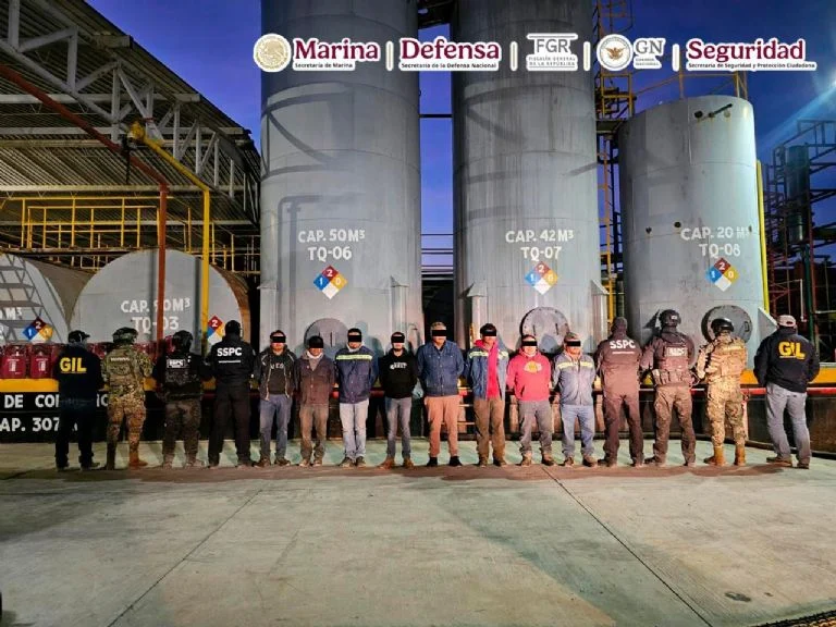 Son detenidas 8 personas y decomisados 250 mil litros de combustible robado por fuerzas federales en Veracruz