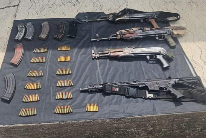 SSP y Defensa detienen a 4 hombres con armas largas, municiones y vehículos en Apatzingán