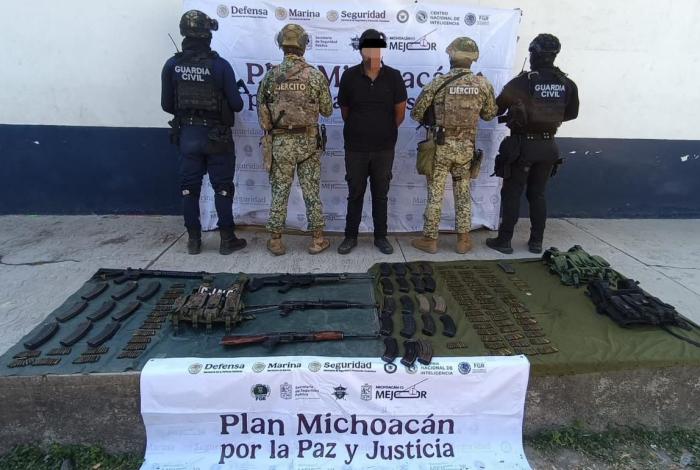 SSP y fuerzas federales detienen a hombre en posesión de armamento, en Apatzingán
