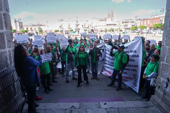 Staspe se manifiesta afuera de la Casa de las Artesanías