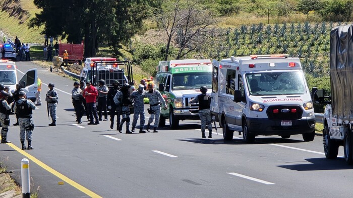 Sube a tres el número de fallecidos tras volcadura de camión de la Guardia Nacional