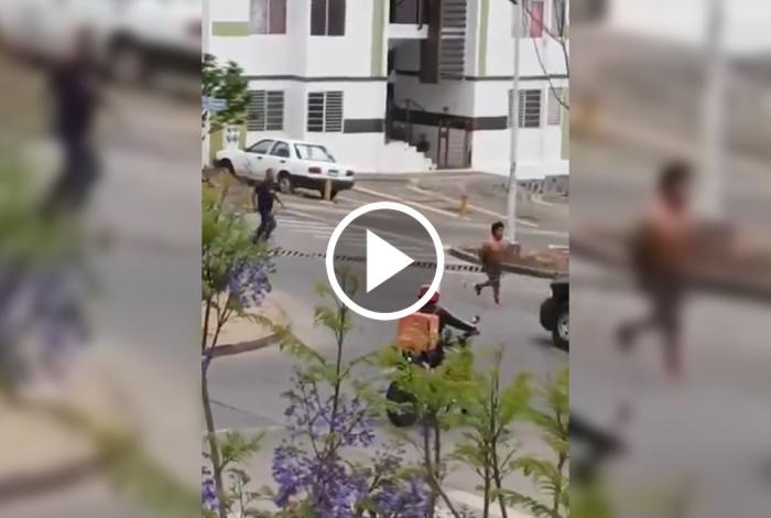 ¡Suben! Presunto ladrón aborda patrulla para evitar linch4miento, en Morelia