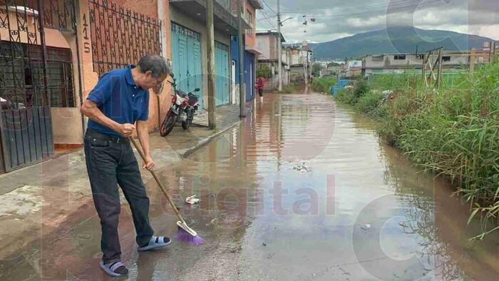 Sufren de inundaciones vecinos de Jacarandas y Carlos Salazar