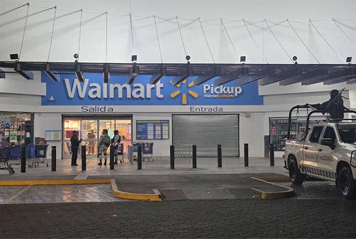 Sujeto balea a empleado de Walmart y huye en un taxi, en Zamora