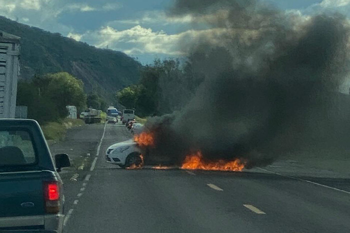 Sujeto incendia un automóvil sobre la carretera Tarímbaro-Zinapécuaro