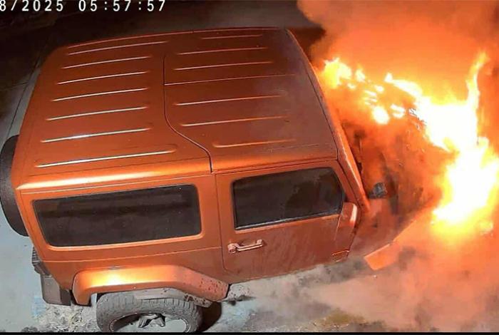 Sujeto quema una Jeep, propiedad de Cuixi Panificadora, en Morelia