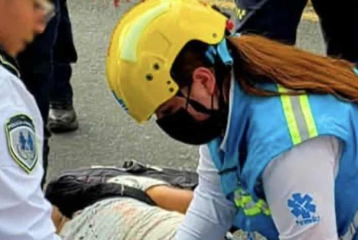Sujeto se avienta de puente peatonal y queda malherido, en Calzada La Huerta