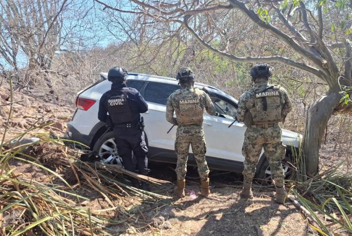 Sujetos armad0s escapan de la policía pero abandonan camionetas, armas y equipo