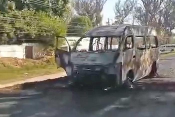 Sujetos armados a bordo de dos motocicletas quemaron la combi en Cuitzillo Grande; FGE investiga