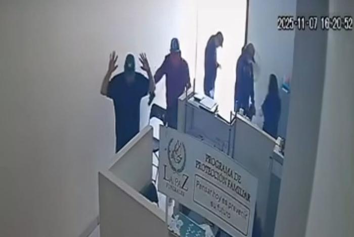 Sujetos armados asaltan funeraria en la colonia Morelos, en Uruapan