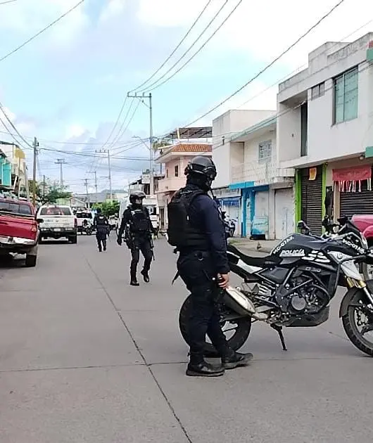 Sujetos armados atacan a balazos un negocio