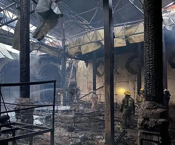 Sujetos armados los culpables del incendio que devasta el Bar Katara en Uruapan