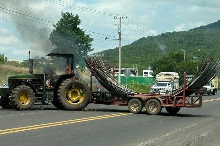 Sujetos armados quemaron un tractor en la carretera Morelia-Tangancícuaro