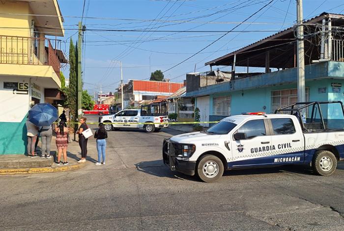 Sujetos en moto asesinan a una mujer por fuera de escuela particular, en Uruapan