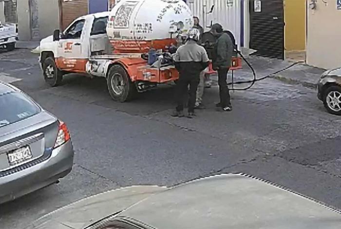 Sujetos en moto presuntamente asaltan a empleado de ServiGas en Morelia