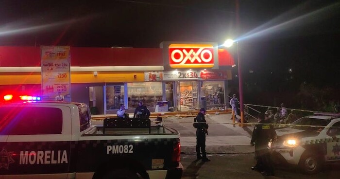 Sujetos intentan quemar tienda OXXO en el oriente de Morelia