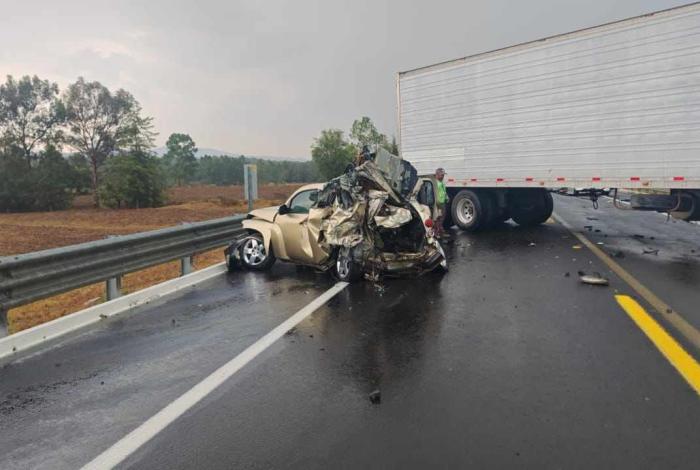 Suman dos fallecidos tras choque entre dos tractocamiones y un auto en la autopista Pátzcuaro – Copándaro
