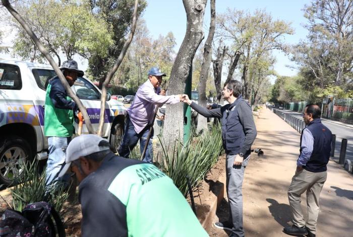 Supervisa Alfonso Martínez jornada integral de limpieza y reparación en la Calzada Juárez