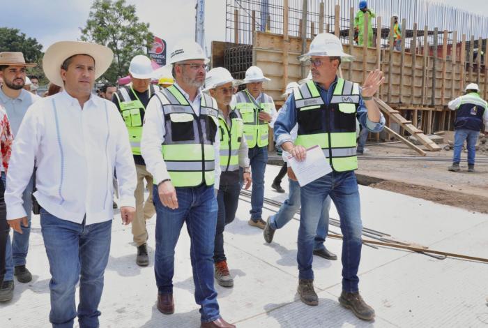 Supervisa Bedolla paso superior vehicular La Hielera en Uruapan; registra avance del 55 %