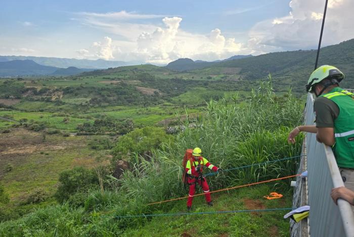 Tacámbaro: operativo de rescate de un hombre que cayó a un barranco