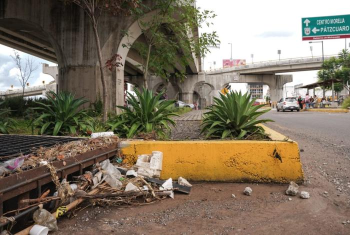 ¡Tache para los morelianos! La basura invade el Distribuidor Vial Mil Cumbres