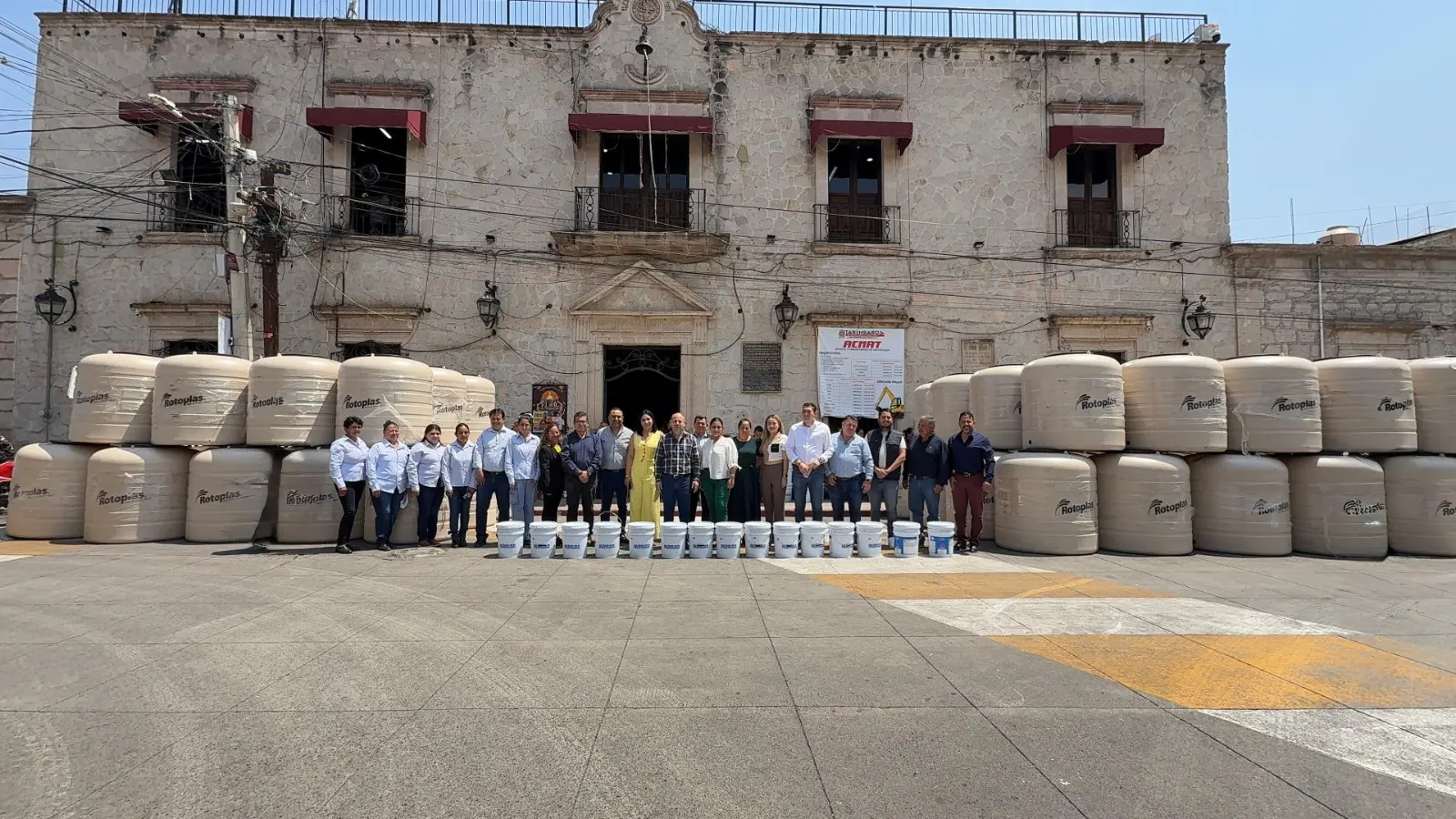 Tarímbaro consolida programas de apoyo a la vivienda con entrega de impermeabilizante y tinacos subsidiados