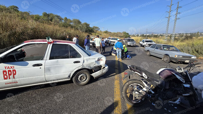 Taxi da vuelta prohibida y motociclista se impacta contra él, en Zamora