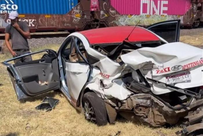 Taxi de Apatzingán es embestido al tratar de ganarle el paso al tren en Gabriel Zamora