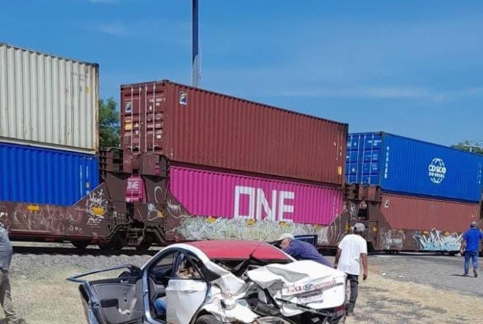 Taxi es embestido al tratar de ganarle el paso al Tren en Gabriel Zamora