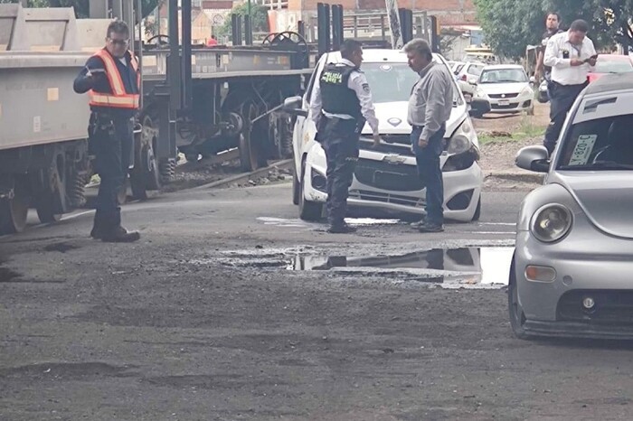 Taxista es impactado por el tren en crucero de Periodismo, Morelia