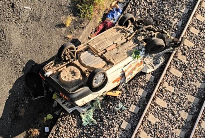 Taxista muere al caer de un puente a las vías férreas, en Ziracuaretiro