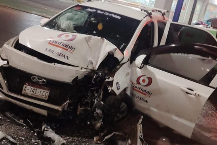 Taxista resulta lesionado tras chocar contra la base de un puente a desnivel en Uruapan