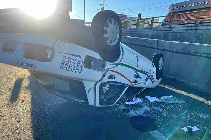 Taxista vuelca en el libramiento norte de Morelia; choca contra muro de contención