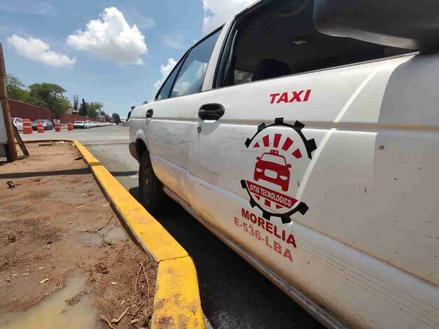 Taxistas bloquean vialidad en Salida Salamanca