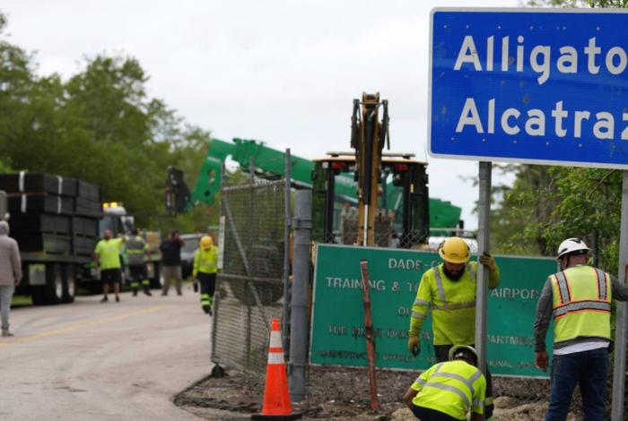 Terror en Alligator Alcatraz: falta de agua, comida podrida e insectos gigantes