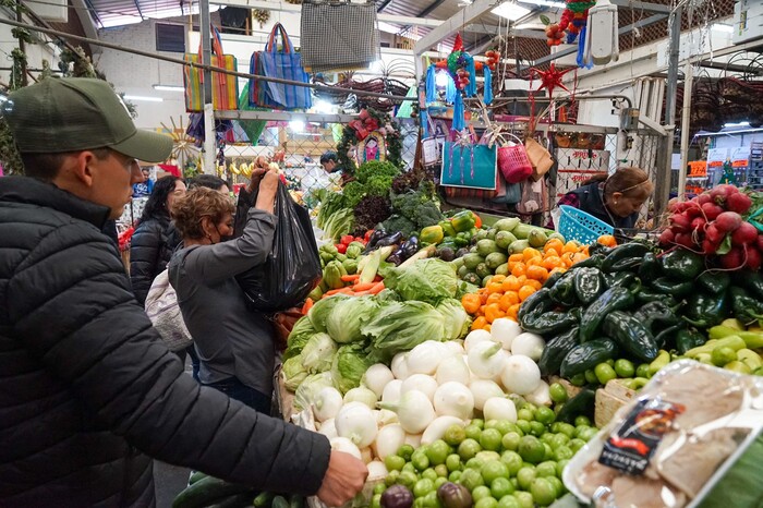 Tianguis de La Feria en Morelia vende canasta básica en menos de mil pesos