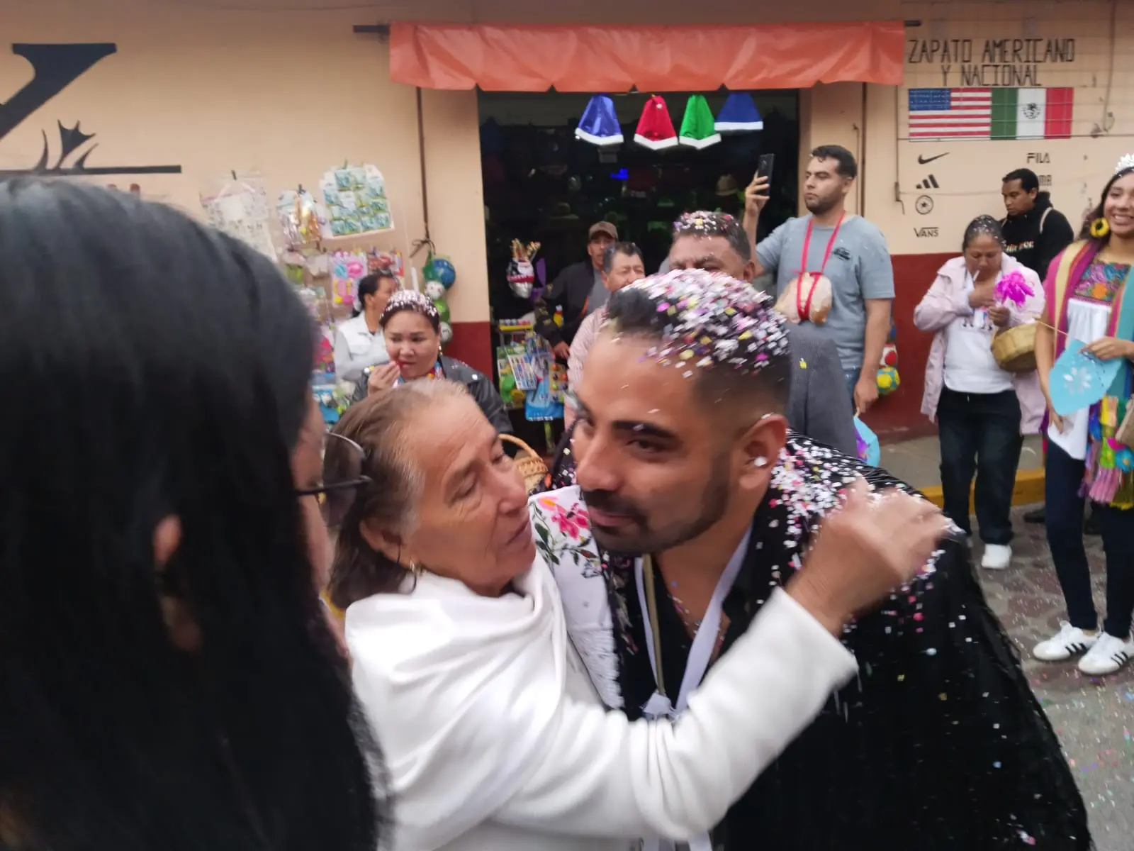 Tingambato recibe con los brazos abiertos a Manuel de la Mora, icono de la moda internacional