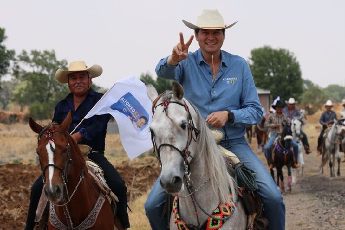 Tiripetío y Santiago Undameo agradecen a Alfonso Martínez por apoyo al campo