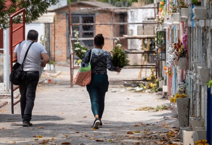 Todo se extraña de nuestra madre: morelianos acuden al panteón este 10 de mayo