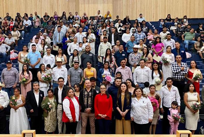 Todo un éxito en Ario la campaña ¿Te quieres casar conmigo? Formalizan su unión 35 parejas